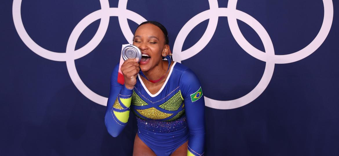 Rebeca Andrade exibe a medalha de prata inédita - REUTERS/Lindsey Wasson