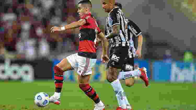 Andreas Pereira conduz a bola no jogo do Flamengo contra o Atlético-MG - Thiago Ribeiro/AGIF - Thiago Ribeiro/AGIF