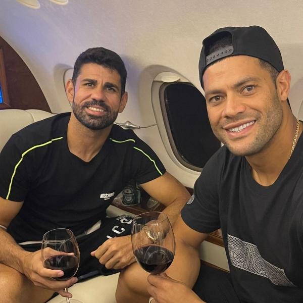 Diego Costa e Hulk tomando vinho em jatinho