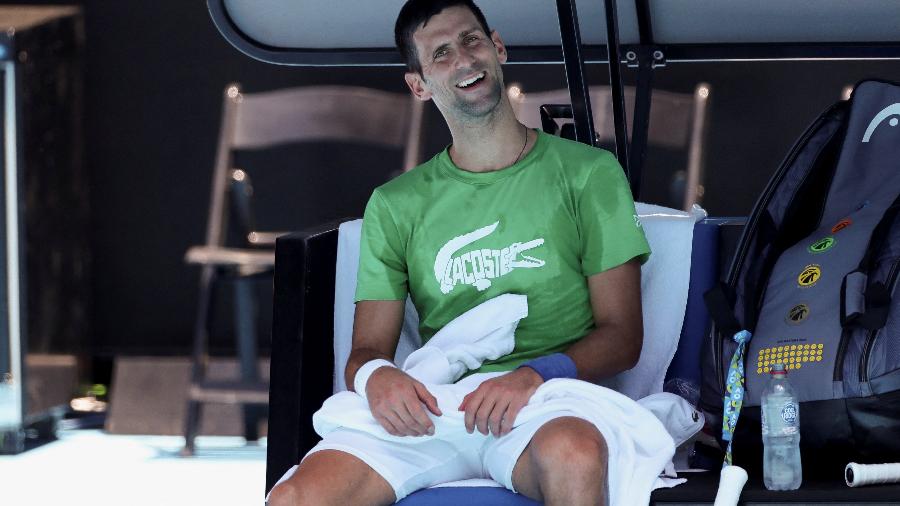 Novak Djokovic durante treino para o Australian Open de 2022 em Melbourne - Reuters