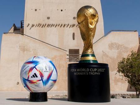 Troféu da Copa do Mundo e bola oficial da edição de 2022 no Qatar - Divulgação/Fifa