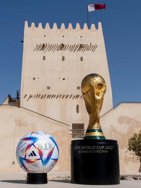 Troféu da Copa do Mundo e bola oficial da edição de 2022 no Qatar - Divulgação/Fifa