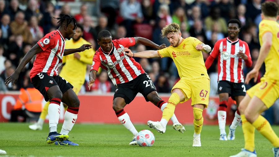 Harvey Elliott, do Liverpool, disputa bola com Ibrahima Diallo, do Southampton, em jogo pelo Campeonato Inglês -  Andrew Powell/Liverpool FC via Getty Images