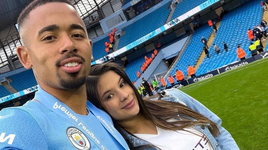 Raiane Lima, namorada de Gabriel Jesus, acompanhou a vira épica do City que garantiu o título da Premier League no fim de semana  - Reprodução