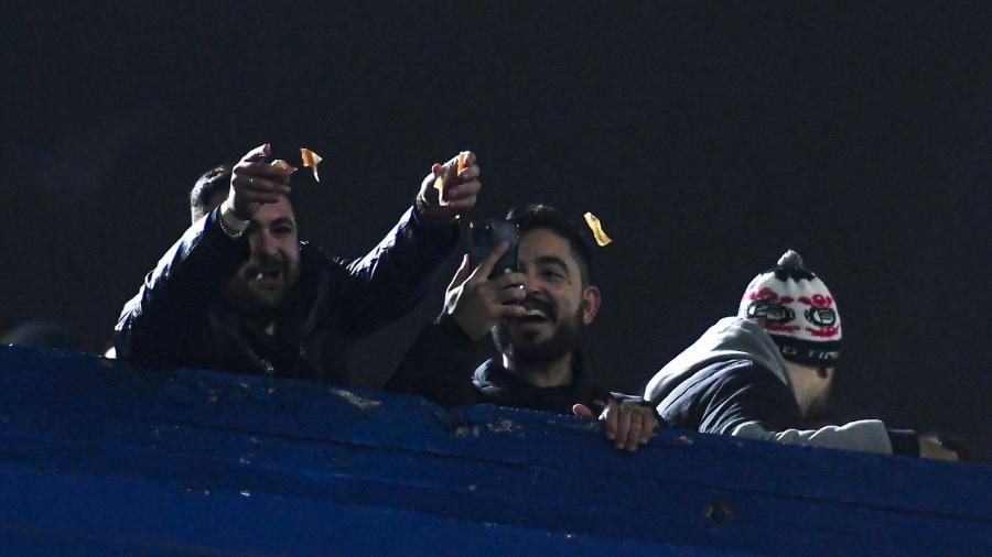 Torcedor do Corinthians rasga dinheiro em direção a argentinos na partida entre  Boca x Corinthians, em La Bombonera - Marcelo Endelli/Getty Images