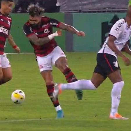 Na visão do Athletico, lance de Gabigol em Fernandinho foi uma "agressão", prevista no artigo 254-A do STJD - Reprodução / Sportv