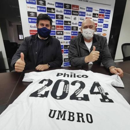 Santos e Umbro durante assinatura de contrato para 2024