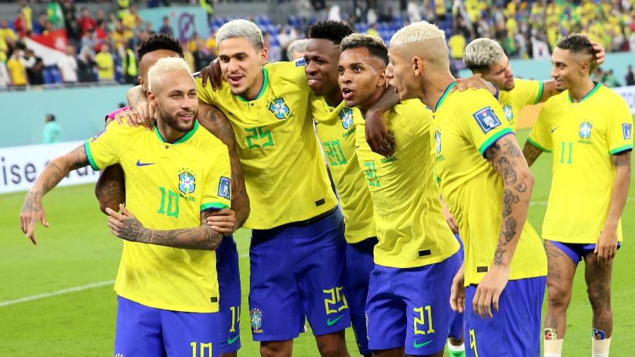 Jogadores do Brasil comemoram vitória sobre a Coreia do Sul em jogo das oitavas da Copa do Mundo - MB Media/Getty Images