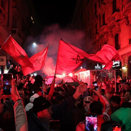 Torcedores de Marrocos comemoram vitória sobre a Espanha nas ruas de Milão, na Itália - Claudia Greco/Getty Images