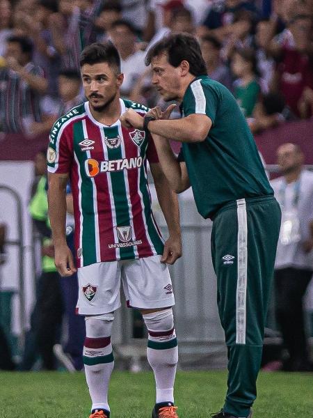 Willian Bigode recebe instruções de Fernando Diniz em jogo do Fluminense - MARCELO GONCALVES / FLUMINENSE