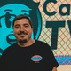 O que acontece quando o narrador admite a paixão por uma camisa?