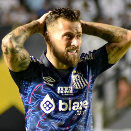 Lucas Lima se lamenta durante jogo entre Santos x Coritiba, jogo do Campeonato Brasileiro