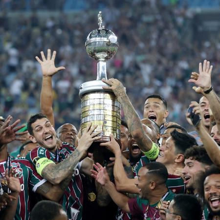 Jogadores do Fluminense erguem a taça de campeão da Libertadores