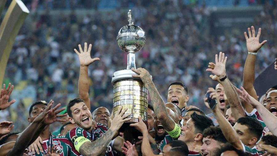 Jogadores do Fluminense erguem a taça de campeão da Libertadores