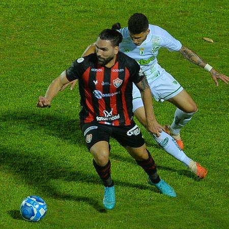 Léo Gamalho, do Vitória, briga pela bola durante jogo contra o Juventude; times brigam pelo acesso