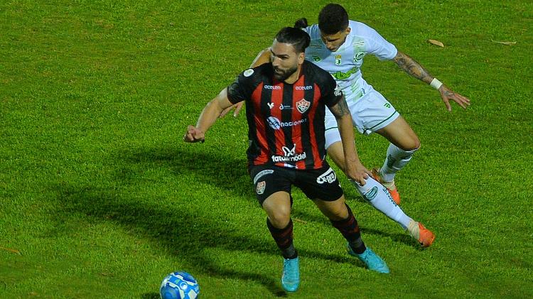 Léo Gamalho, do Vitória, briga pela bola durante jogo contra o Juventude; times brigam pelo acesso