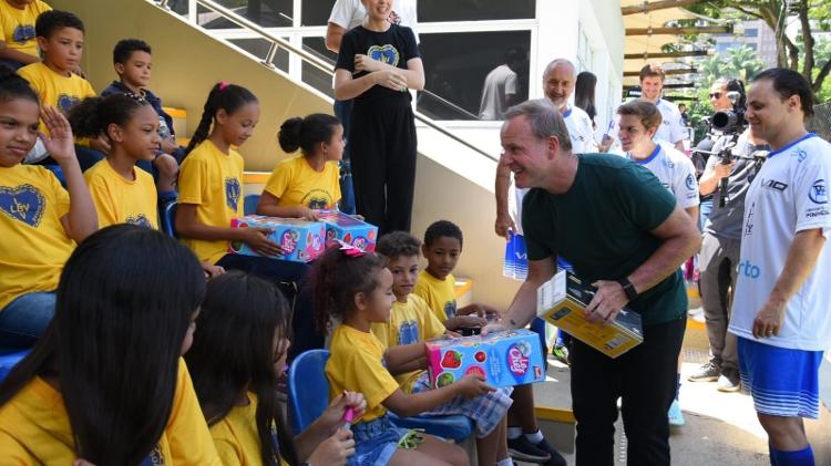 Rubens Barrichello entregou presentes para crianças durante Futebol dos Pilotos