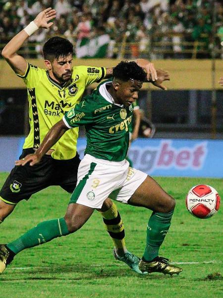 De volta ao Palmeiras, Endrick encara a marcação de Matheus Rodrigues, no duelo com o São Bernardo