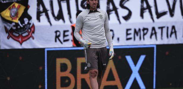 Corinthians propõe renovação com Cássio; Cruzeiro aguarda definição sobre goleiro.