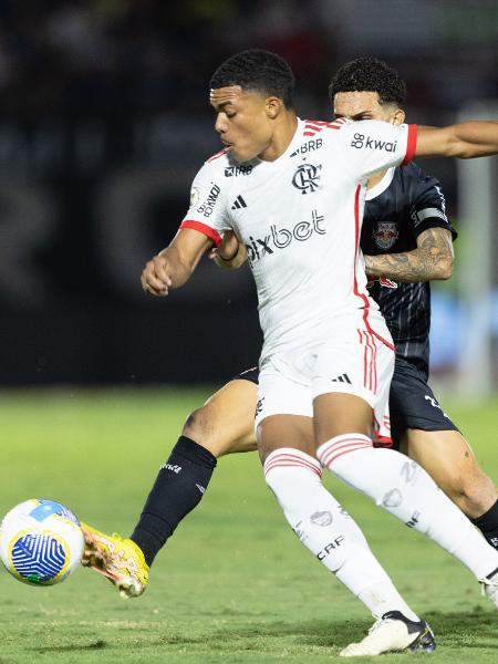 Igor Jesus, do Flamengo, em ação durante jogo contra o Bragantino pelo Campeonato Brasileiro - Diogo Reis/AGIF