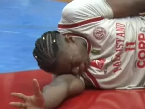 Jogador machuca cotovelo após choque em duelo do Paulistano; imagens fortes