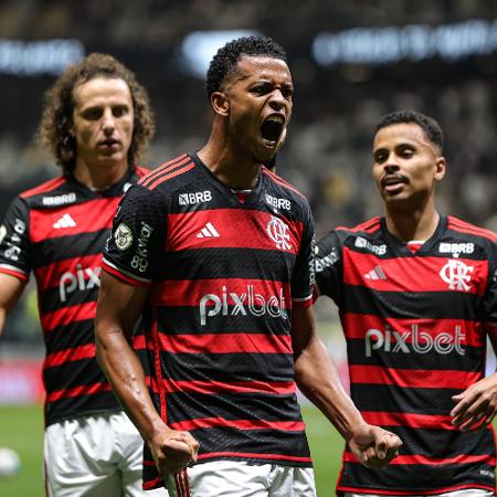 Carlinhos comemora após anotar gol pelo Flamengo no jogo contra o Atlético-MG, pelo Brasileirão