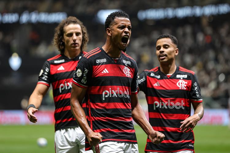 Carlinhos comemora após anotar gol pelo Flamengo no jogo contra o Atlético-MG, pelo Brasileirão