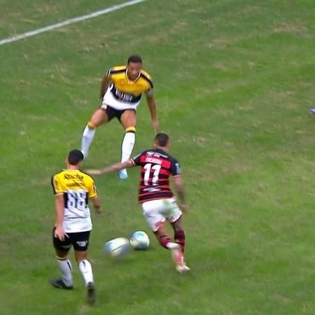 Barreto, do Criciúma, chuta segunda bola em campo no pé de Cebolinha, do Flamengo, e juiz marca pênalti