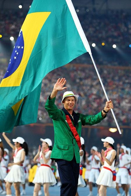 Robert Scheidt, da equipe olímpica de vela, carrega a bandeira do Brasil para liderar a delegação durante a Cerimônia de Abertura dos Jogos Olímpicos de 2008 em Pequim, China