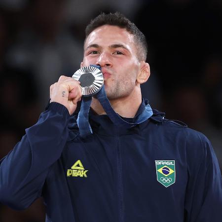 Willian Lima posa com a medalha de prata conquistada no judô nas Olimpíadas de Paris 2024