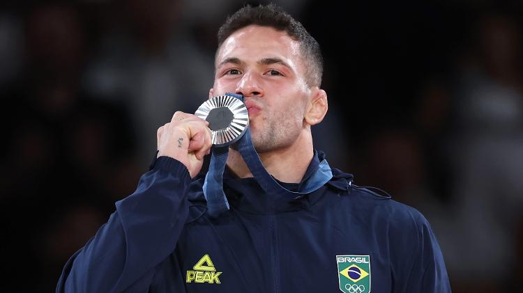 Willian Lima posa com a medalha de prata conquistada no judô nas Olimpíadas de Paris 2024