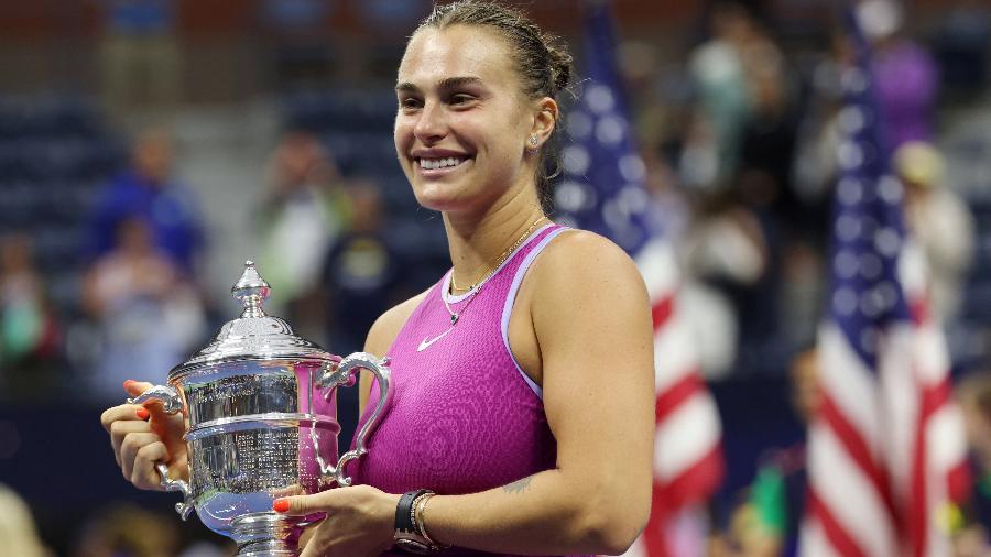 Aryna Sabalenka com o troféu do US Open de 2024