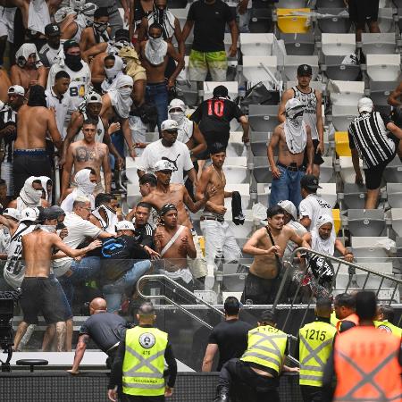 Torcedores do Atlético-MG causam confusão após final da Copa do Brasil contra o Flamengo