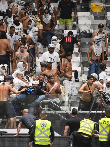 Torcedores do Atlético-MG causam confusão após final da Copa do Brasil contra o Flamengo - Pedro Vilela/Getty Images