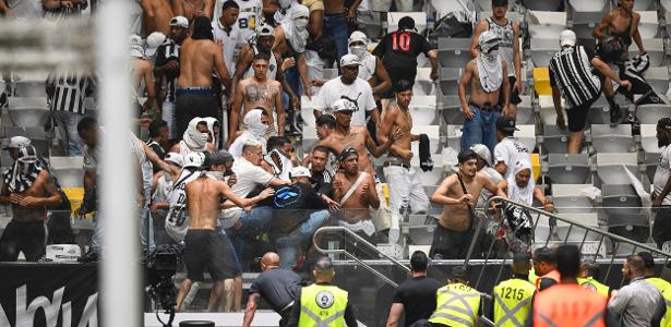 Confusão generalizada marca final da Copa do Brasil com explosões e invasões.