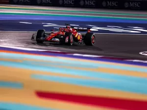 Leclerc coloca Ferrari na frente na única sessão de treinos livres do Qatar