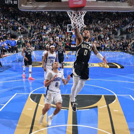 Damian Lillard, durante jogo do Milwaukee Bucks em quadra azul na NBA Cup 