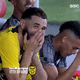 Benzema cai na gargalhada com lance inusitado de colega de equipe; assista
