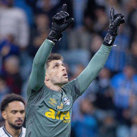 Goleiro gremista marcou de pênalti nos minutos finais e garantiu o 1 a 1 em Porto Alegre