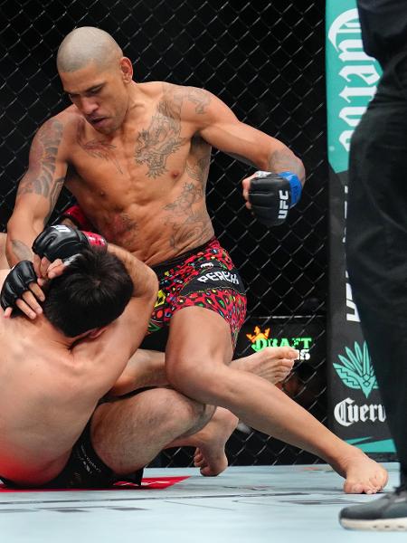 Alex Poatan nocauteou Magomed Ankalaev durante o UFC 320 Alex Poatan nocauteou Magomed Ankalaev durante o UFC 320
