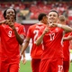 Su&iacute;&ccedil;a vence com novo show de joia e avan&ccedil;a; Canad&aacute; vai ao 1&ordm; mata-mata 