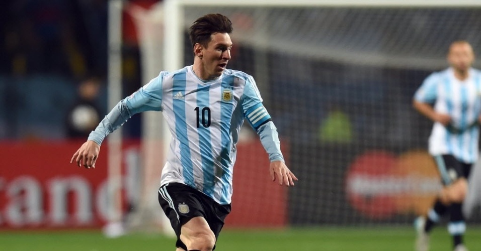 Messi carrega bola durante jogo entre Argentina x Colômbia pela Copa América