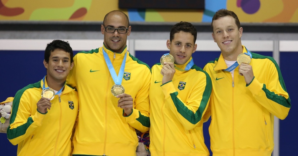 Luiz Altamir, João de Lucca, Thiago Pereira e Henrique Rodrigues mostram o ouro do revezamento 4 x 200 m livre. Nicolas Oliveira, que disputou a final, não pôde participar da cerimônia de premiação