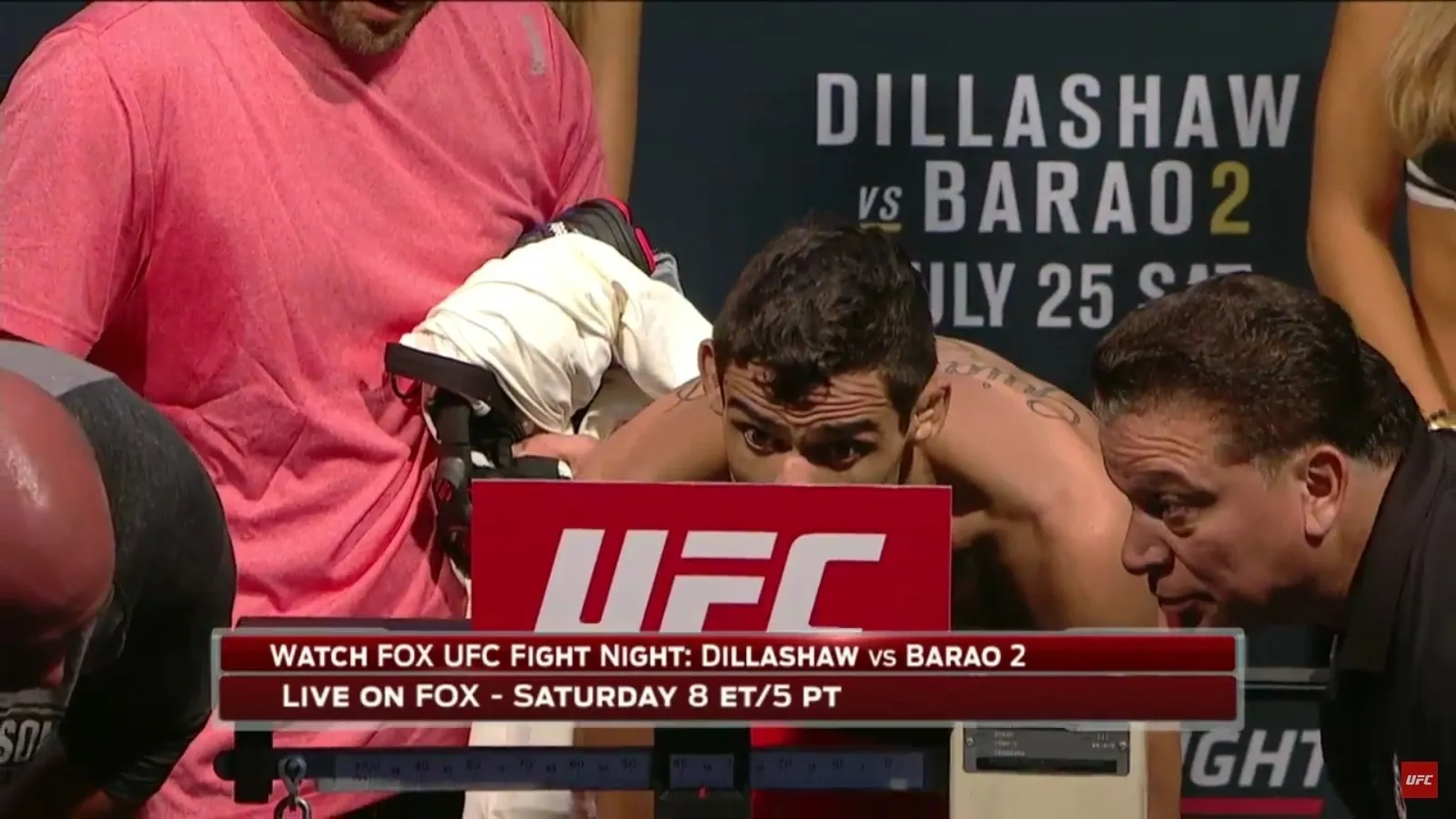 Preocupado, Renan Barão encara a balança durante pesagem - undefined