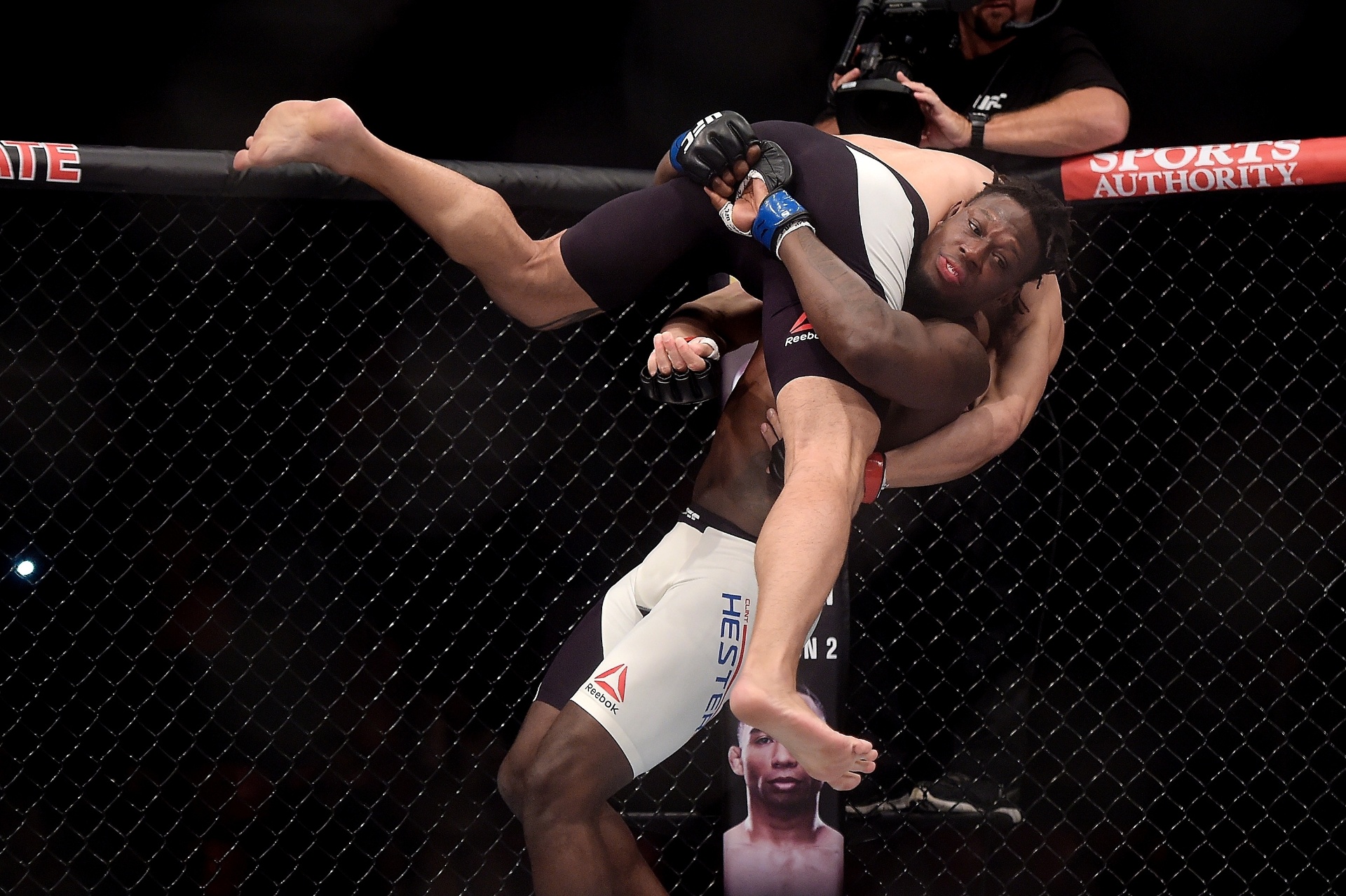Clint Hester ergue Vitor Miranda do chão para derrubá-lo, no UFC 190, neste sábado (1º); brasileiro venceu o norte-americano por nocaute técnico - Alexandre Loureiro/Inovafoto/UFC