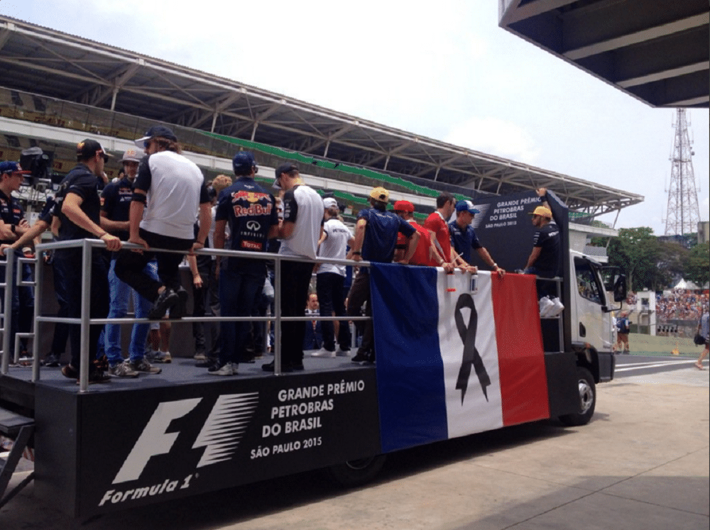 Caminhão leva bandeira da França dos dois lados - Reprodução