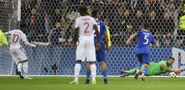 Buffon defendeu pênalti de Lacazette no primeiro tempo - Philippe Desmazes/AFP