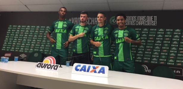 Luiz Otávio, Elias, Girotto e Osman (da esquerda para a direita) são apresentados na Chapecoense - Daniel Fasolin/UOL