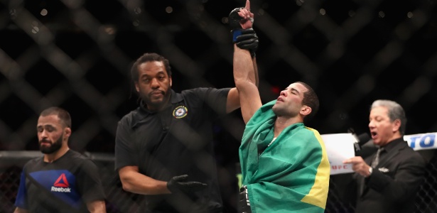 Tanquinho acerta soco durante vitória no UFC - Christian Petersen/AFP