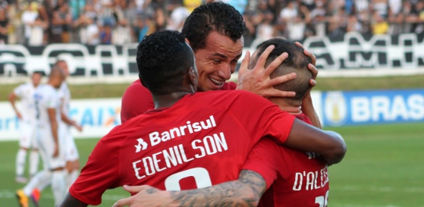 Jogadores do Internacional comemoram gol marcado por D'Alessandro